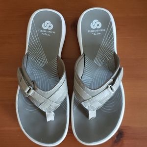 EUC-Clarks Cloudsteppees Sport Thong Sandals
